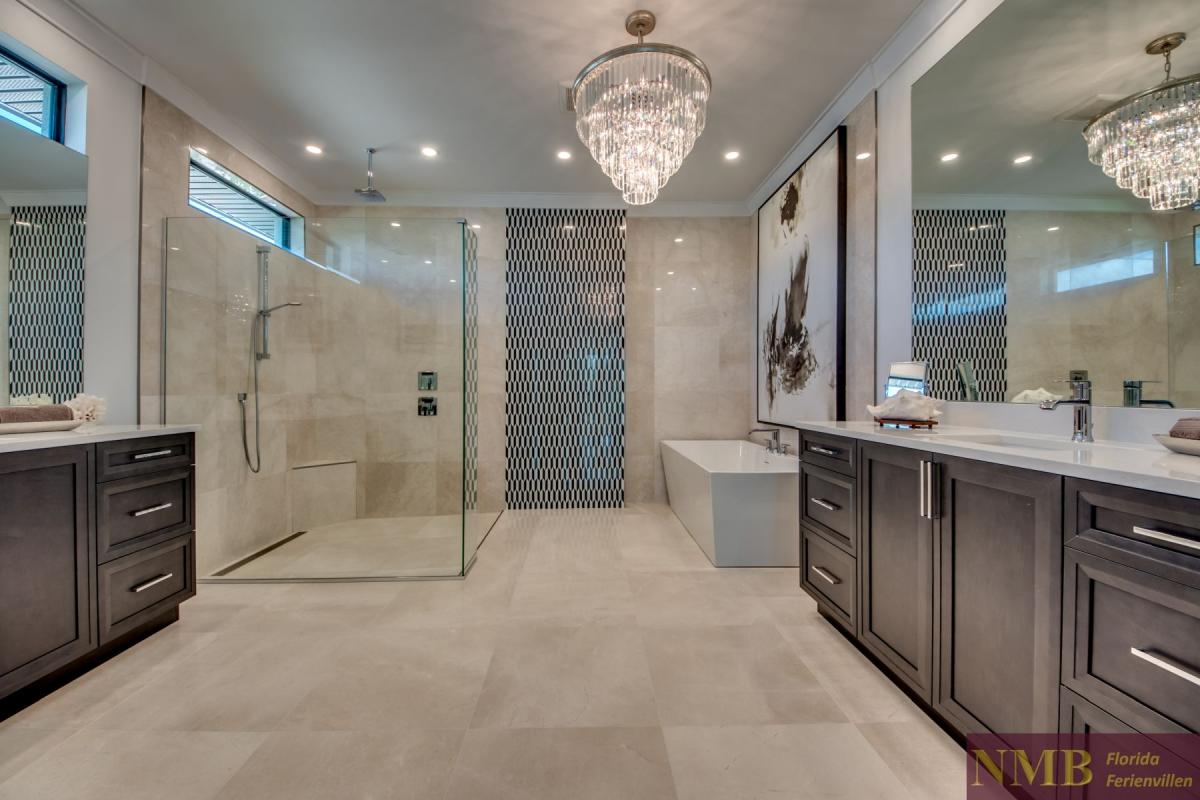 Ferienhaus-Cape-Coral-Madison-Garden_39-Master-Bathroom