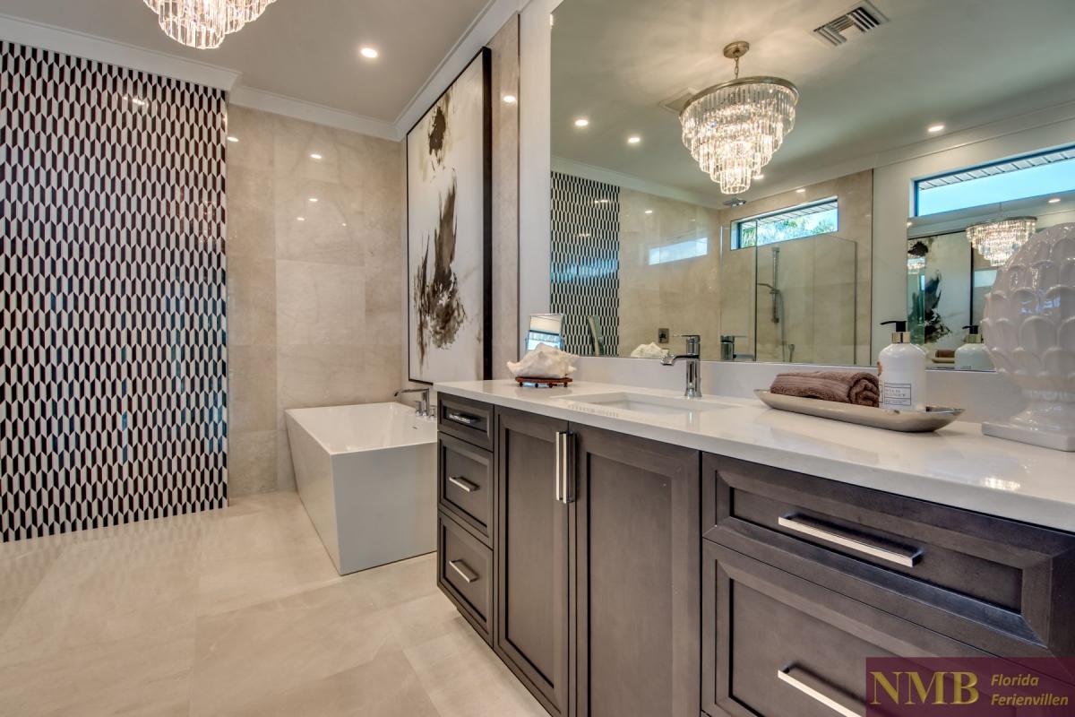 Ferienhaus-Cape-Coral-Madison-Garden_41-Master-Bathroom