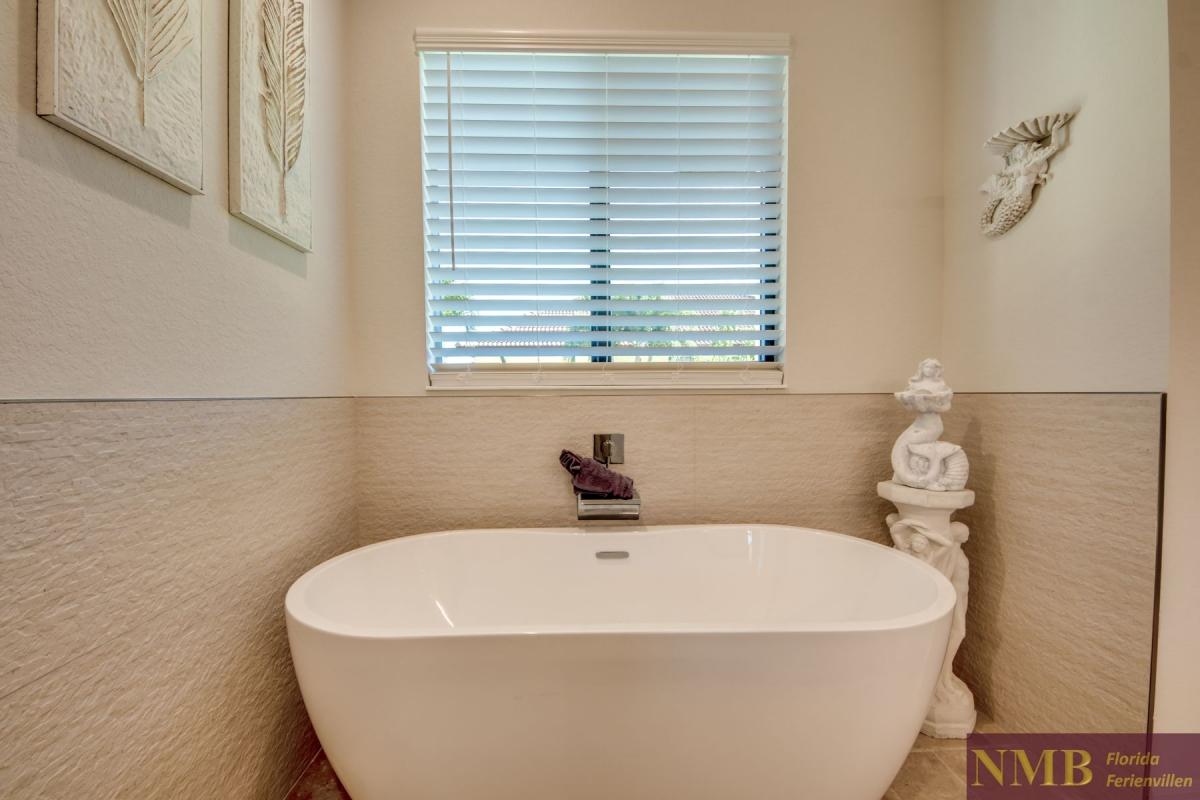 Ferienhaus-Cape-Coral-Genesis_44-Master-Bathroom