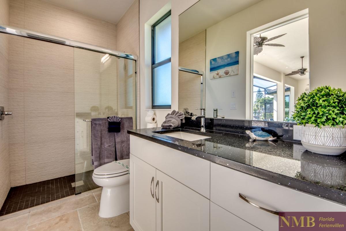 Ferienhaus-Cape-Coral-Genesis_48-Guest-Suite-Pool-Bathroom