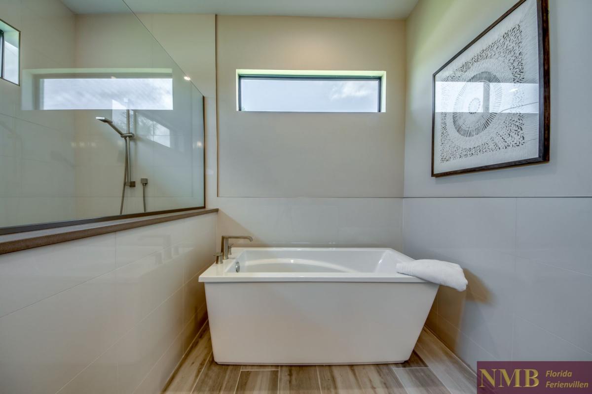 Ferienhaus-Cape-Coral-Villa-Cape-Royal_37-Master-Bathroom