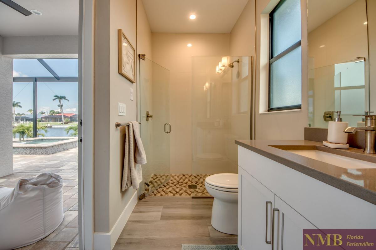 Ferienhaus-Cape-Coral-Villa-Cape-Royal_41-Guest-Suite-Pool-Bathroom