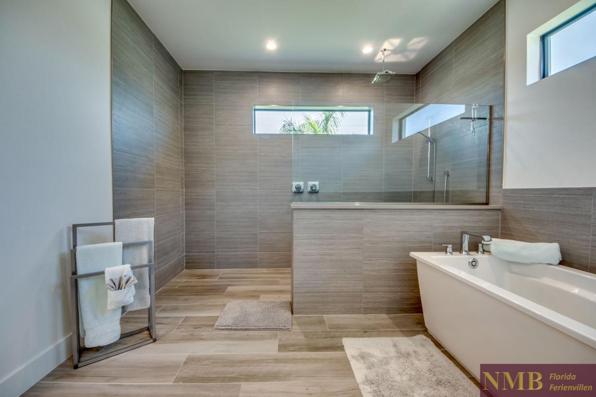 Ferienhaus-Cape-Coral-Villa-Lumina_43-Master-Bathroom