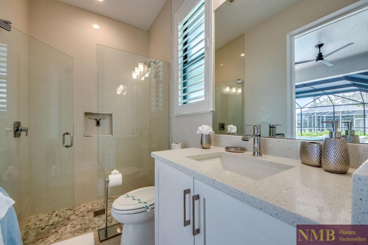 Ferienhaus-Cape-Coral-Villa-Hummingbird_47-Guest-Suite-Pool-Bathroom