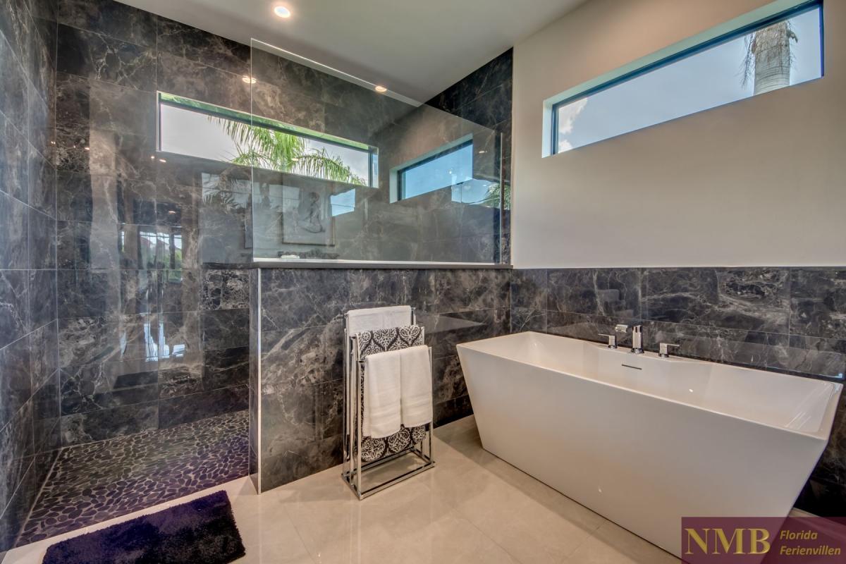 Ferienhaus-Cape-Coral-Villa-Tranquil-Sands_45-Master-Bathroom