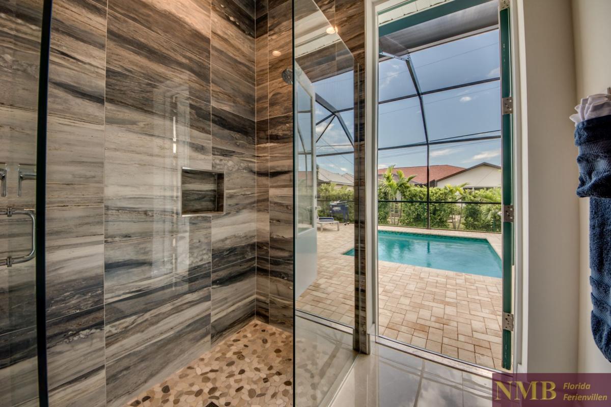 Ferienhaus-Cape-Coral-Villa-Tranquil-Sands_51-Guest-Pool-Bathroom