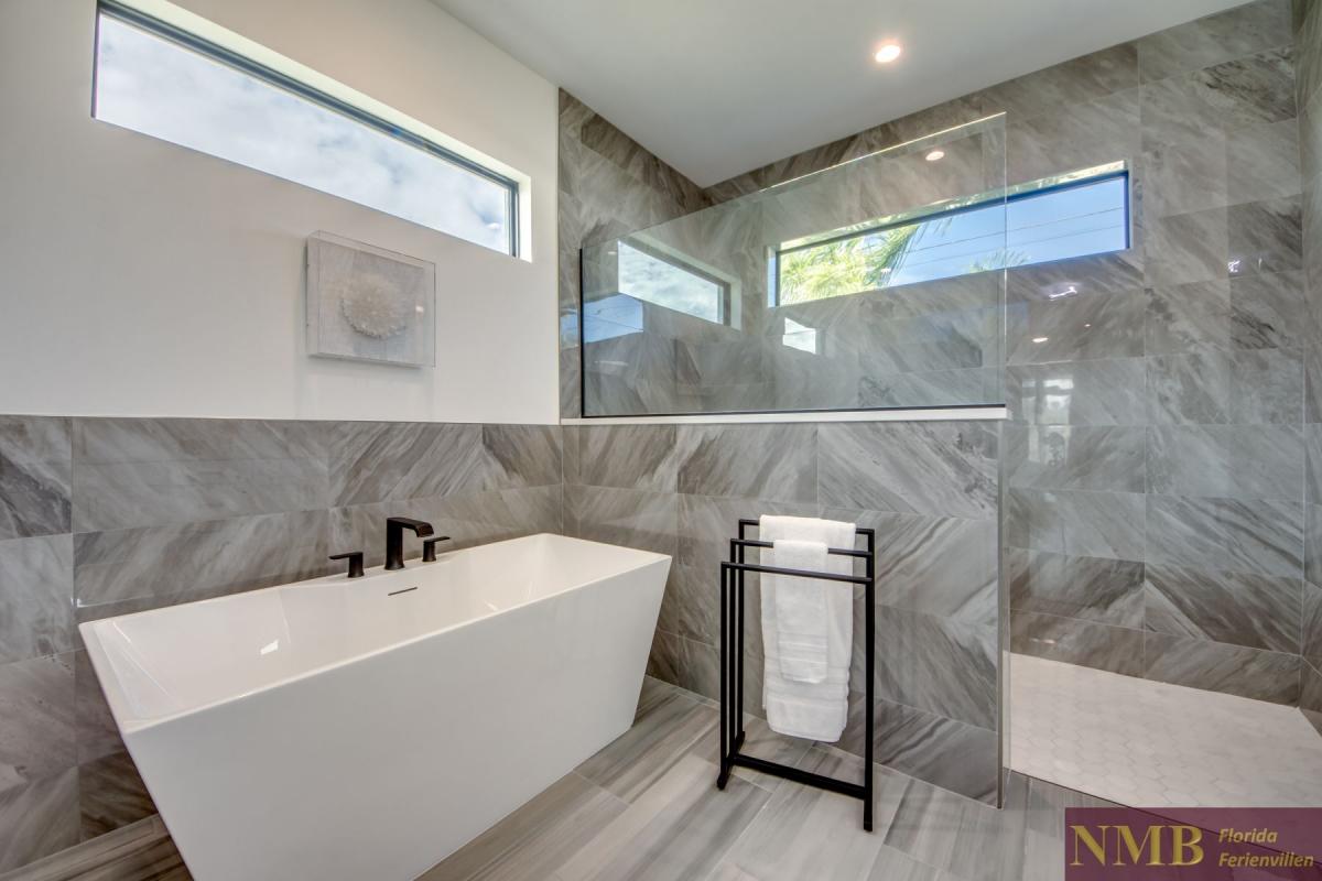 Ferienhaus-Cape-Coral-Villa-Athene_37-Master-Bathroom