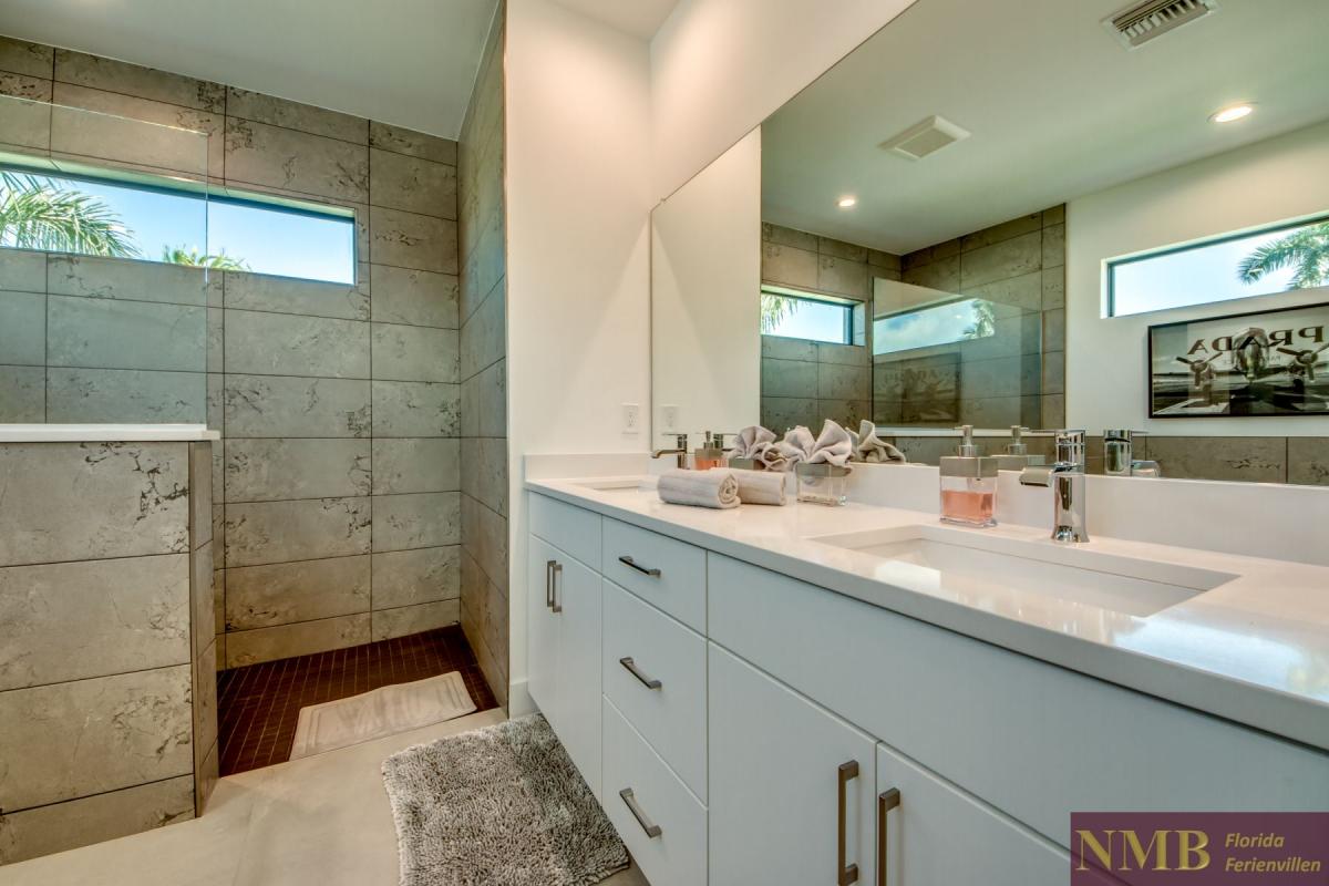 Ferienvilla-Summerwind-Cape-Coral_38-Master-Bathroom