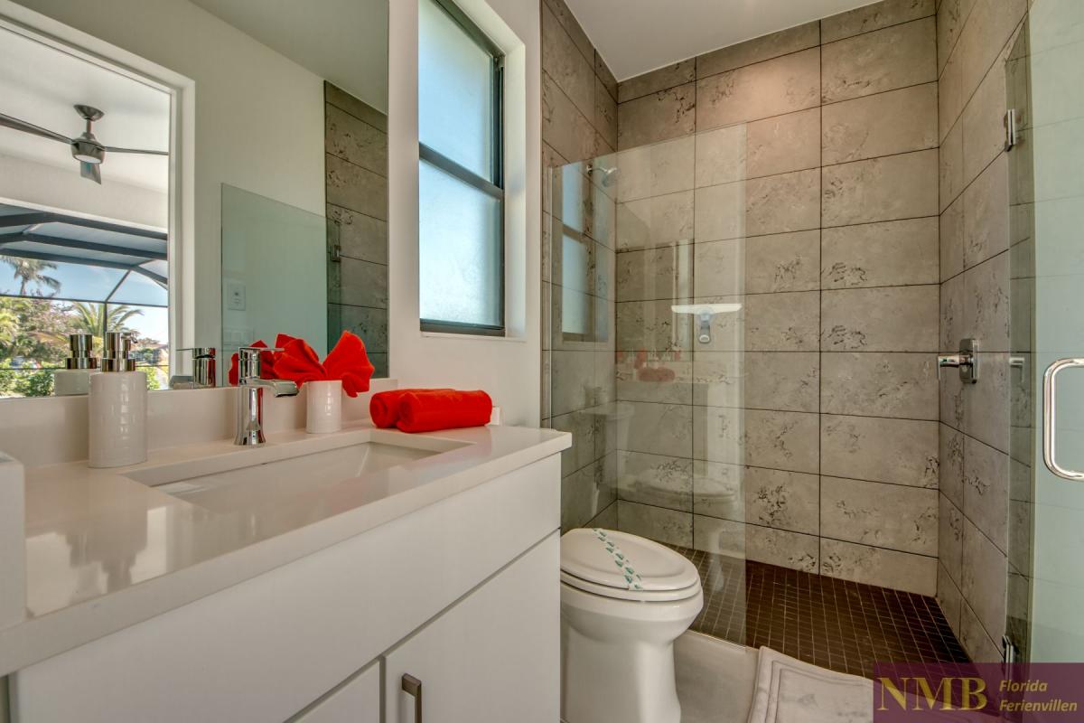 Ferienvilla-Summerwind-Cape-Coral_41-Guest-Suite-Pool-Bathroom