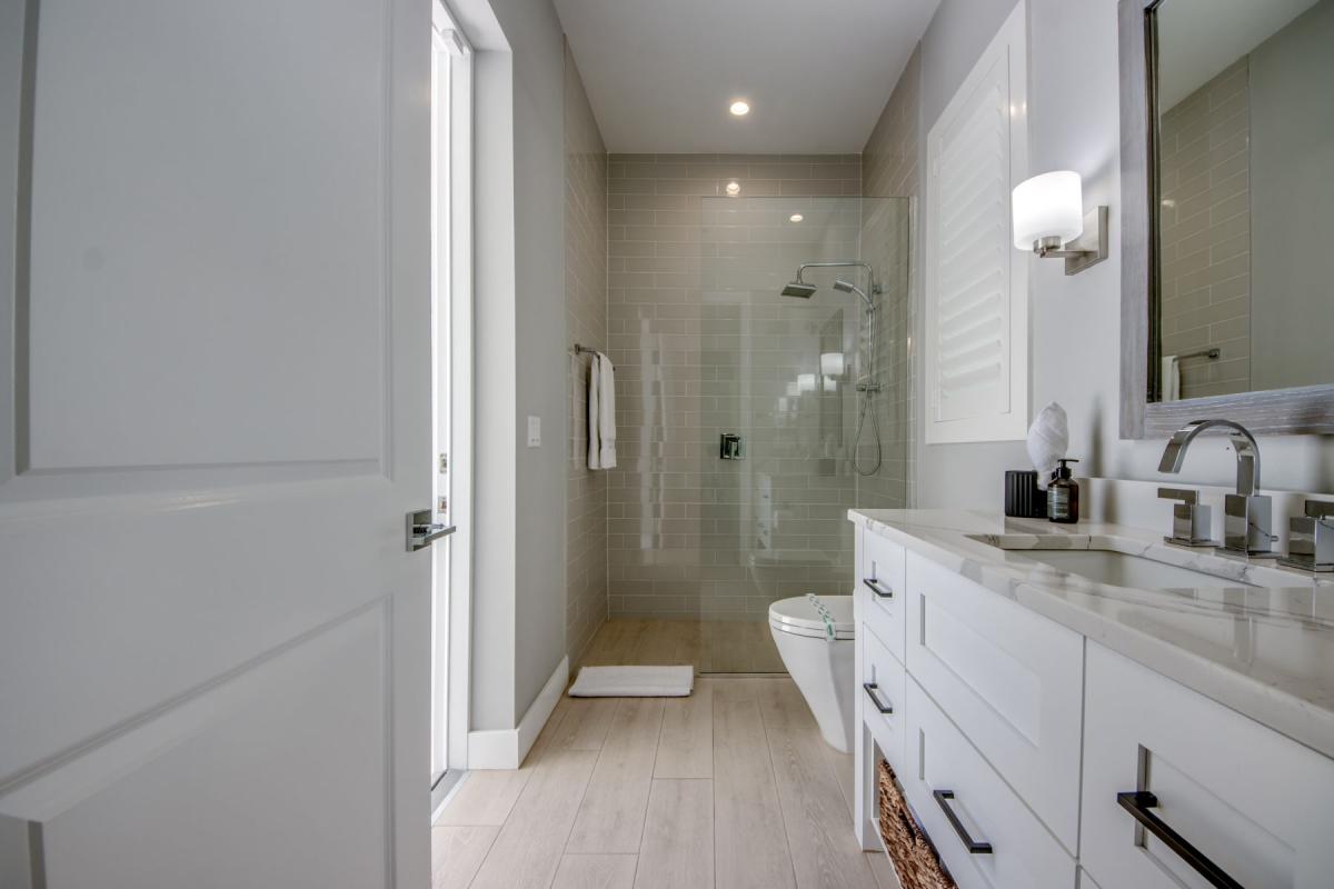 Ferienhaus-Cape-Coral-Ocean-Dream_48-Guest-Suite-Pool-Bathroom