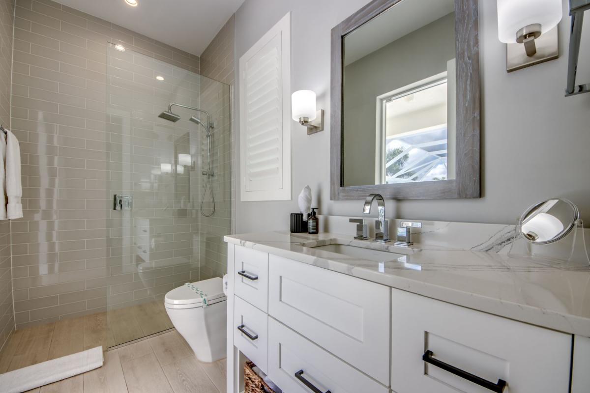 Ferienhaus-Cape-Coral-Ocean-Dream_49-Guest-Suite-Pool-Bathroom