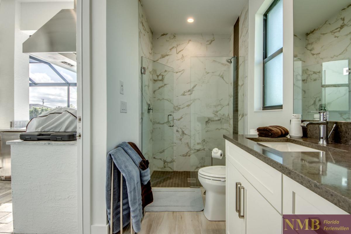 Ferienhaus-Cape-Coral-Sola_49-Guest-Suite-Pool-Bathroom