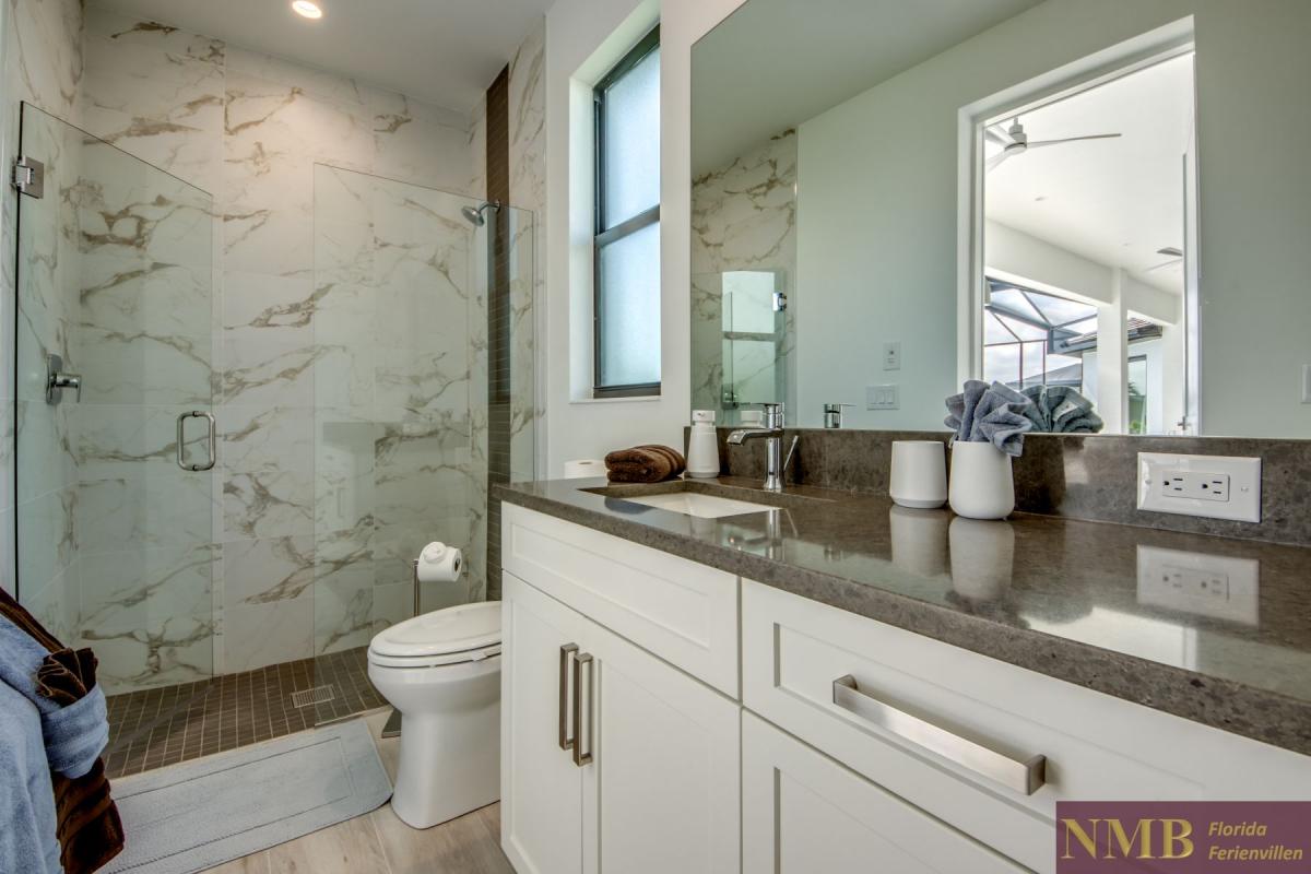 Ferienhaus-Cape-Coral-Sola_50-Guest-Suite-Pool-Bathroom