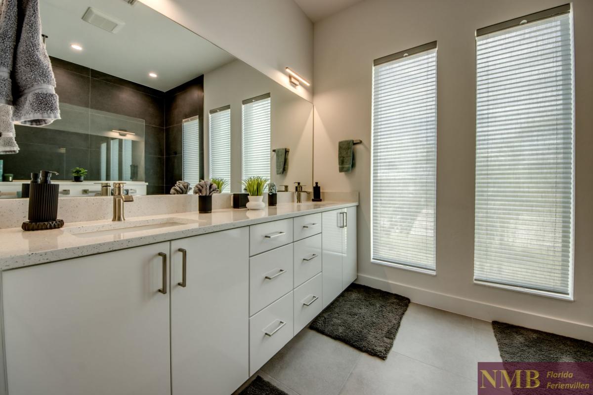 Ferienhaus-Cape-Coral-Sola_37-Master-Bathroom