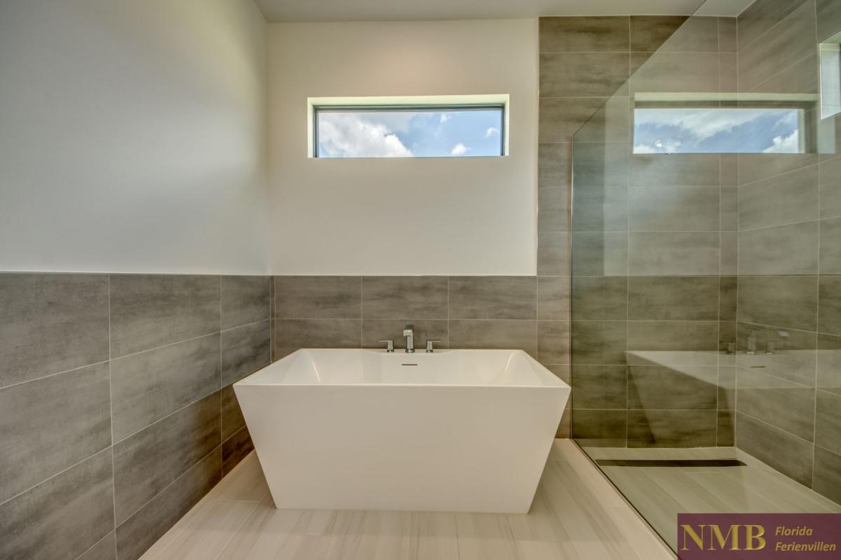 Ferienhaus-Cape-Coral-Just-Heaven_36-Master-Bathroom