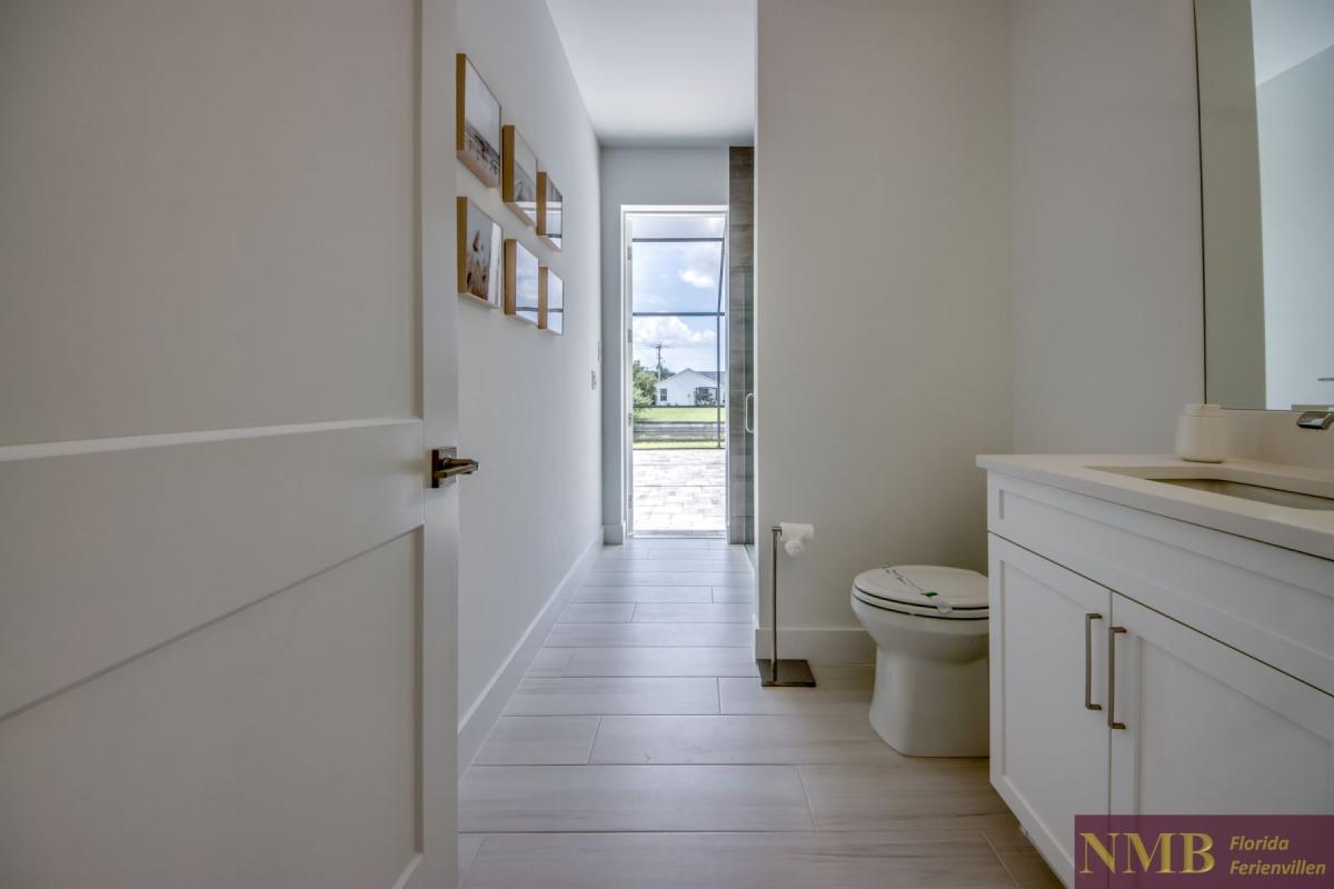 Ferienhaus-Cape-Coral-Just-Heaven_39-Guest-Pool-Bathroom