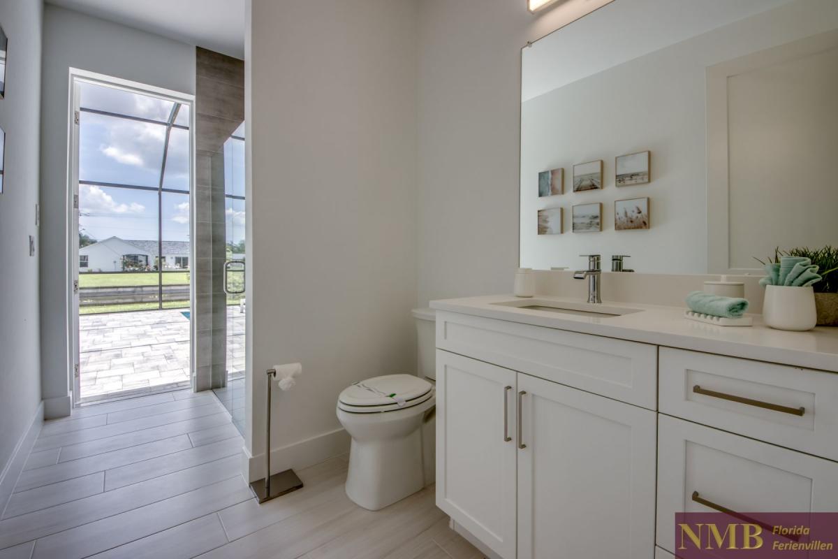 Ferienhaus-Cape-Coral-Just-Heaven_40-Guest-Pool-Bathroom