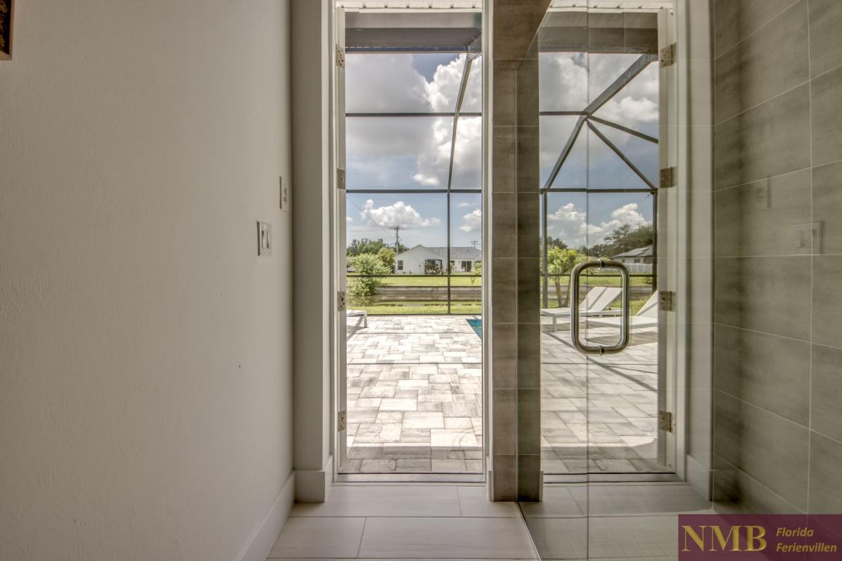 Ferienhaus-Cape-Coral-Just-Heaven_41-Guest-Pool-Bathroom