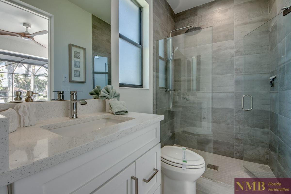 Cape_Coral_Ferienhaeuser_Barbara_48-Guest-Suite-Pool-Bathroom