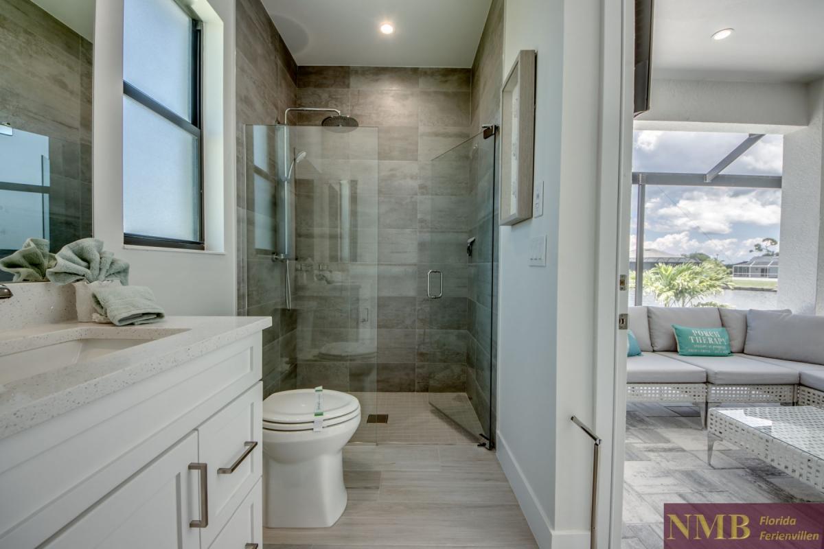 Cape_Coral_Ferienhaeuser_Barbara_49-Guest-Suite-Pool-Bathroom